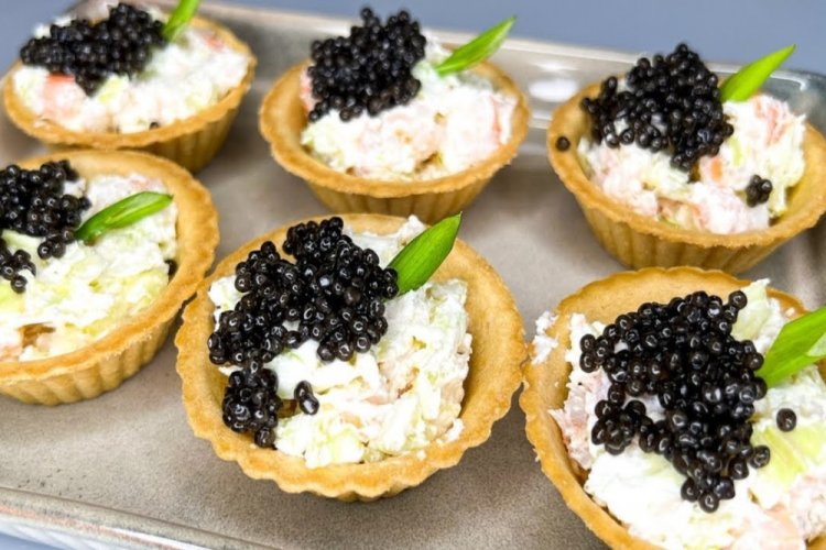 Тарталетки с семгой и черной икрой