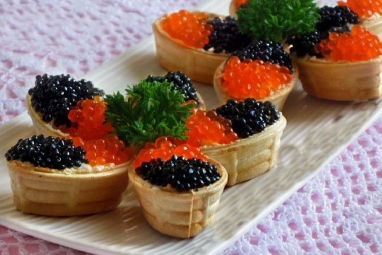 Тарталетки с яичным белком и двумя видами икры