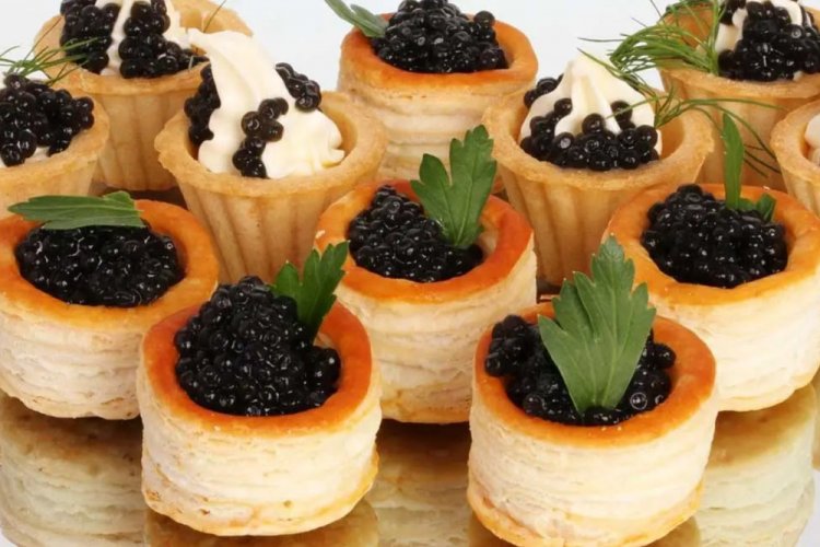 Тарталетки с плавленым сыром и черной икрой