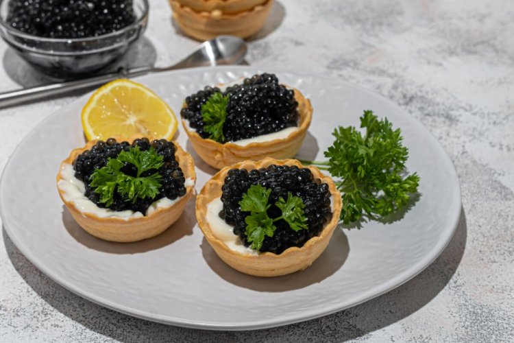 Тарталетки с рикоттой и черной икрой