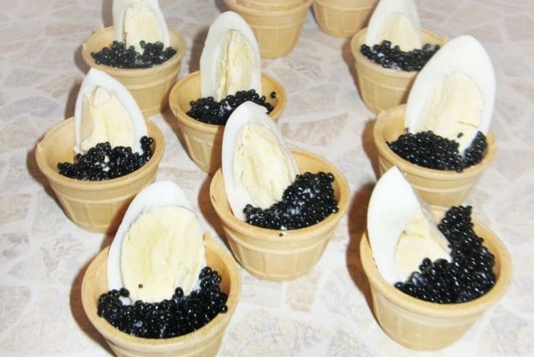 Тарталетки с черной икрой и перепелиными яйцами