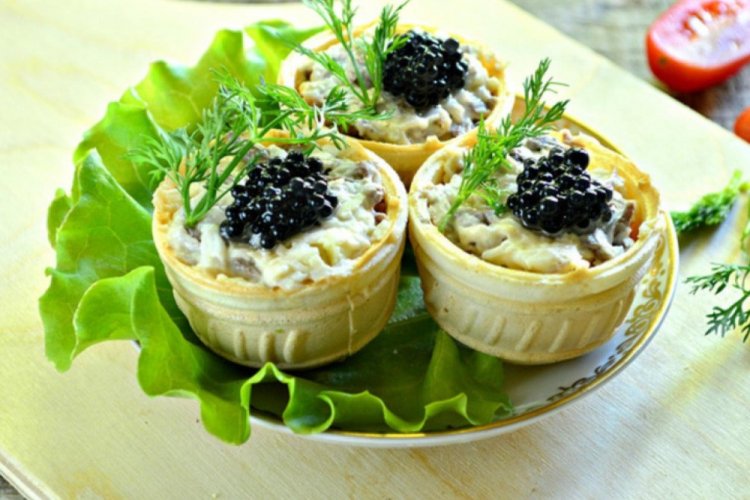 Тарталетки с говядиной и черной икрой