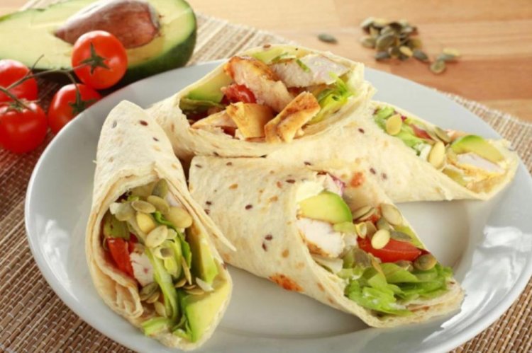 Тортилья с курицей и авокадо