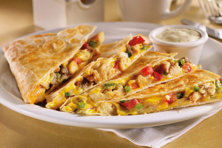Тортилья с курицей, кукурузой и сыром