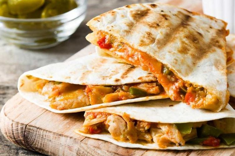 Тортилья с курицей, овощами и шампиньонами