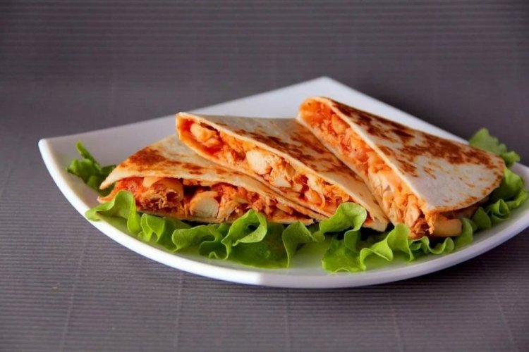 Тортилья с курицей в томате