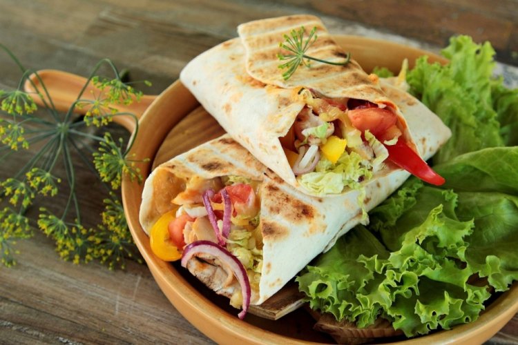 Тортилья с курицей, овощами и кукурузой