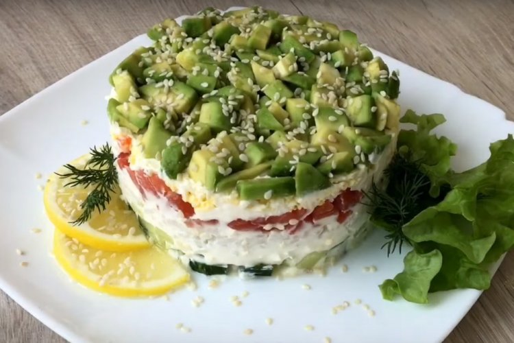 Слоеный салат с креветками, рисом и авокадо