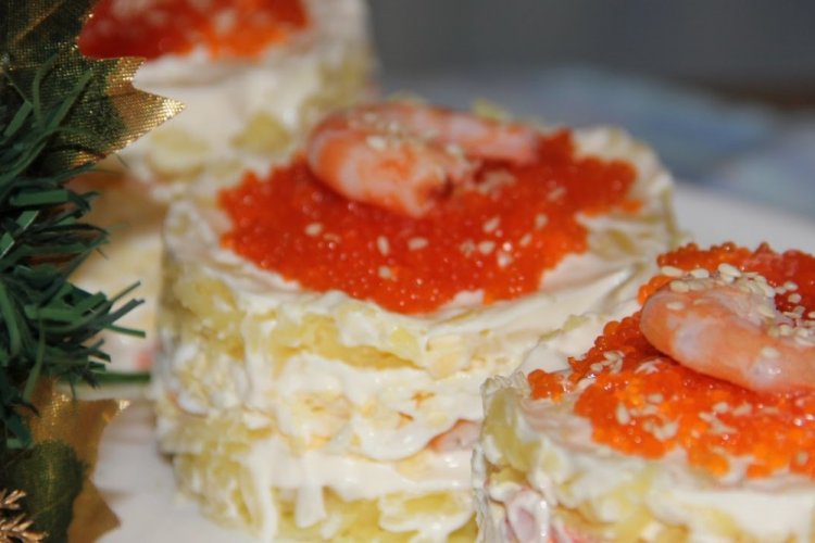 Слоеный салат с креветками и каперсами