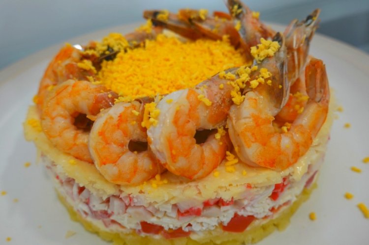 Слоеный салат с крабовыми палочками, креветками и помидорами