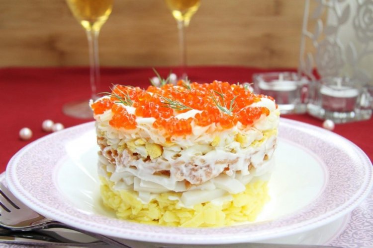 Слоеный салат с креветками и кальмарами