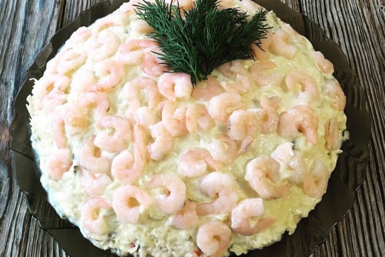 Слоеный салат с креветками, семгой и яблоком