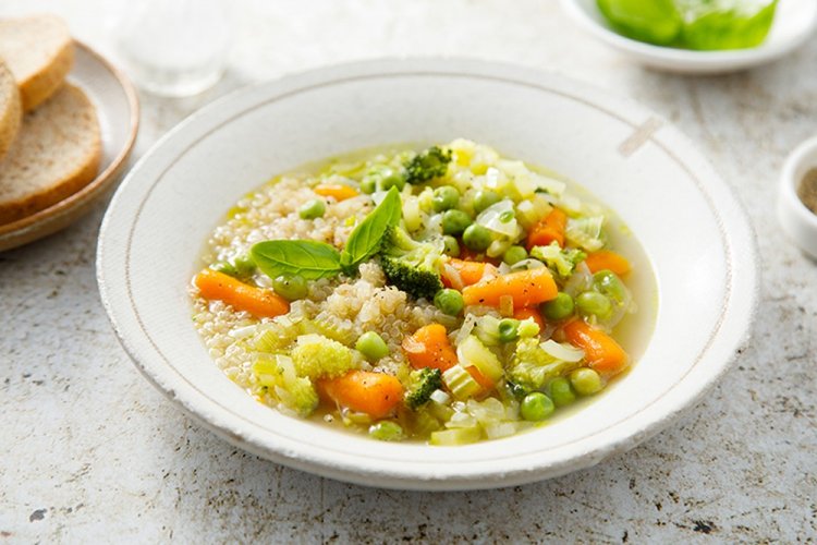 Овощной суп с киноа и стручковой фасолью