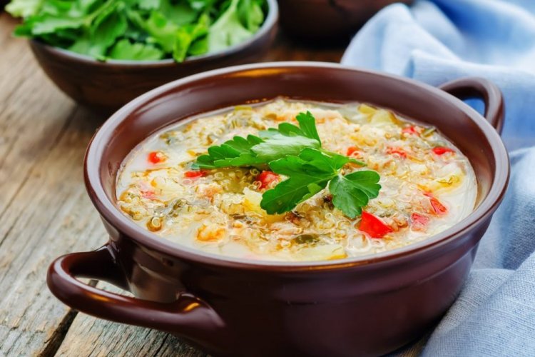 Суп с говядиной, зеленым горошком и киноа