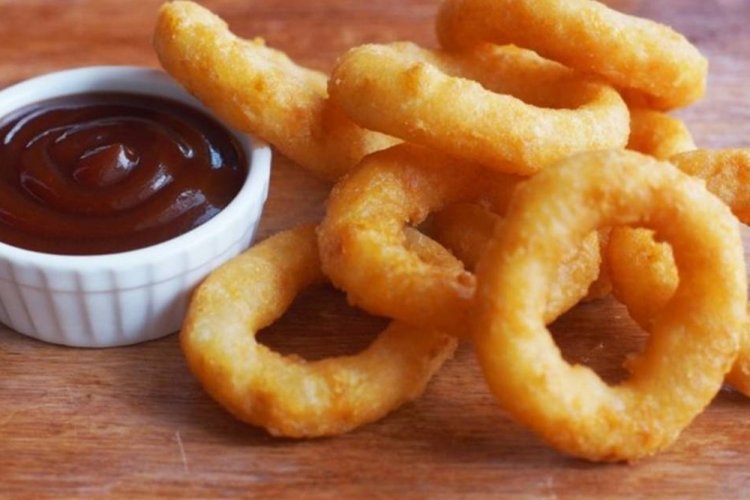 Луковые кольца в кляре на минералке