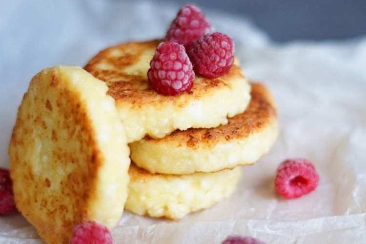 Сырники из рикотты и рисовой муки с лимонной цедрой