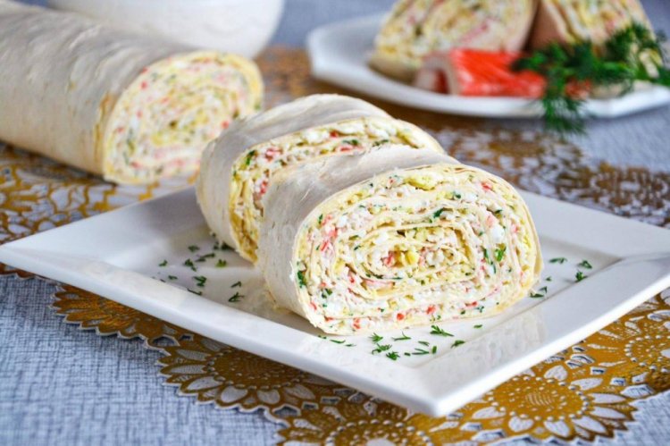 Рулет из лаваша с творожным сыром, крабовыми палочками и кукурузой