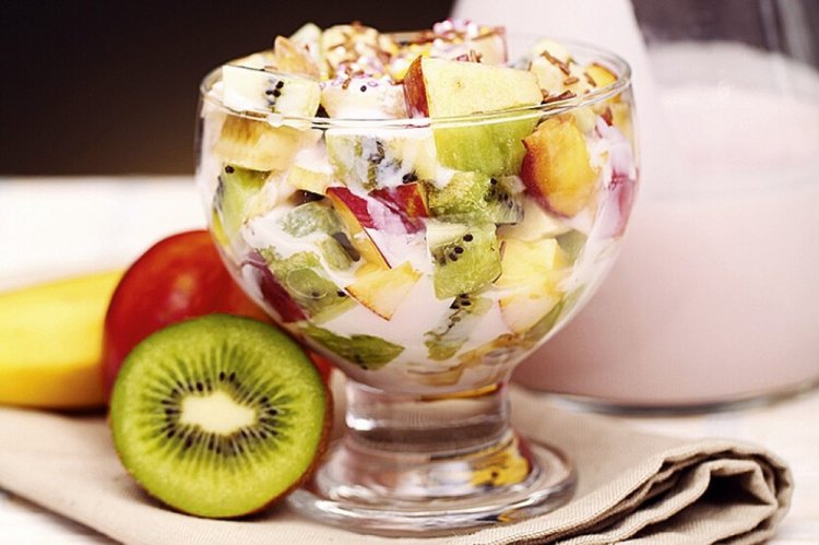 Фруктовый салат с киви и орехами