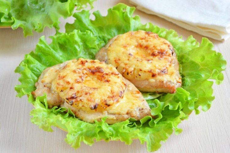 Куриное филе с ананасами