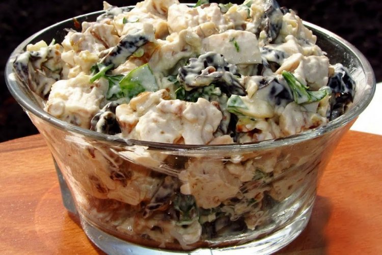 Нежный салат с курицей и черносливом
