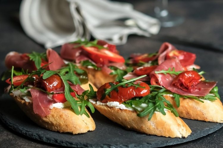 Брускетты с хамоном