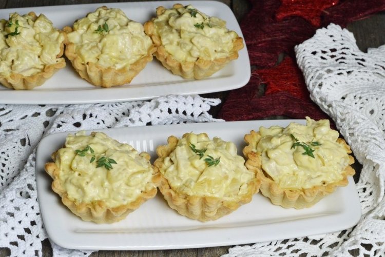 Тарталетки с сыром и ананасами