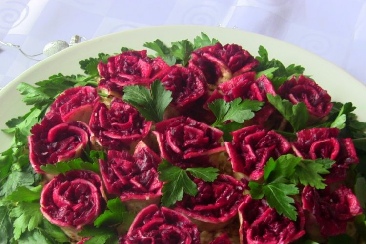 Розы из лаваша со свеклой