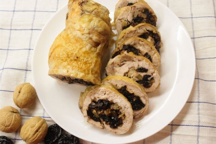 Куриные рулетики с орехами и черносливом