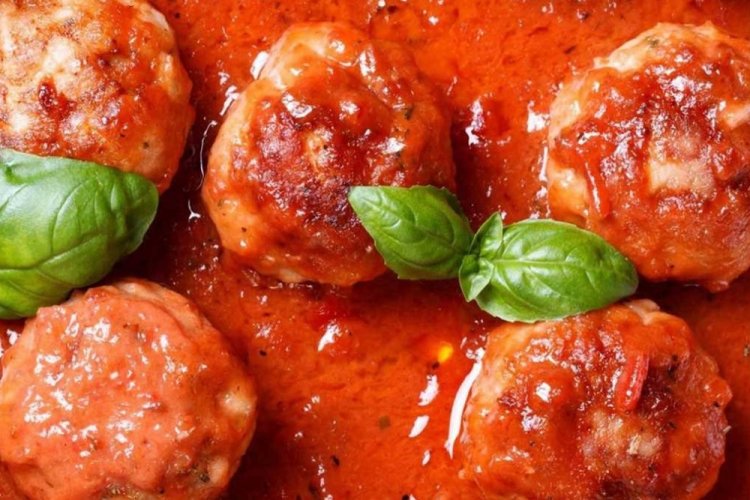 Подлива с помидорами и базиликом для тефтелей