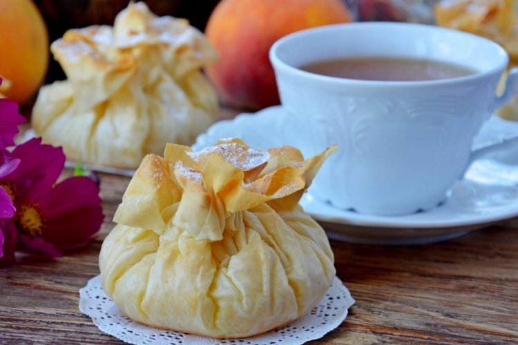 Мешочки из теста фило с ягодами