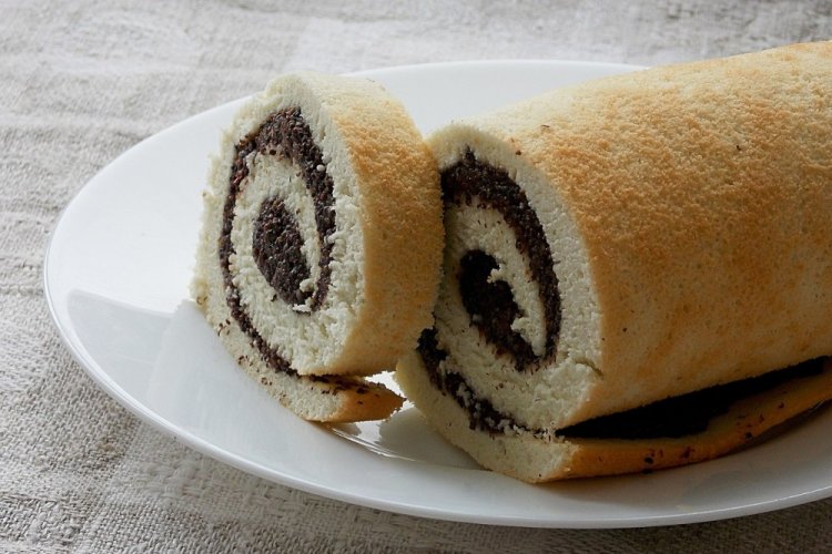 Бисквитный рулет с маком