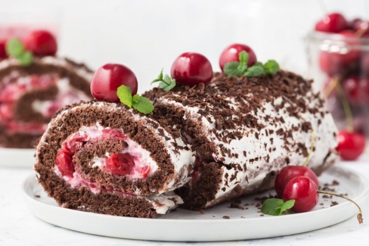 Бисквитный рулет «Черный лес»