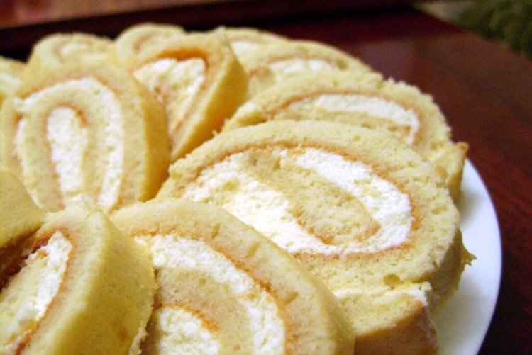 Бисквитный рулет с творогом