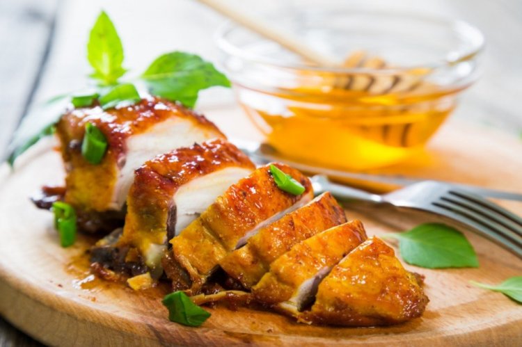 Запеченное филе индейки в горчично-медовом маринаде