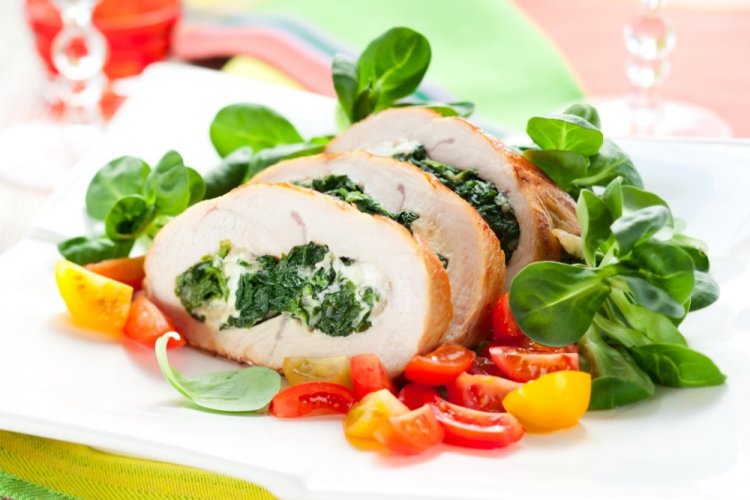 Филе индейки со шпинатом в духовке