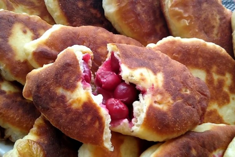 Пирожки на кефире с вишней