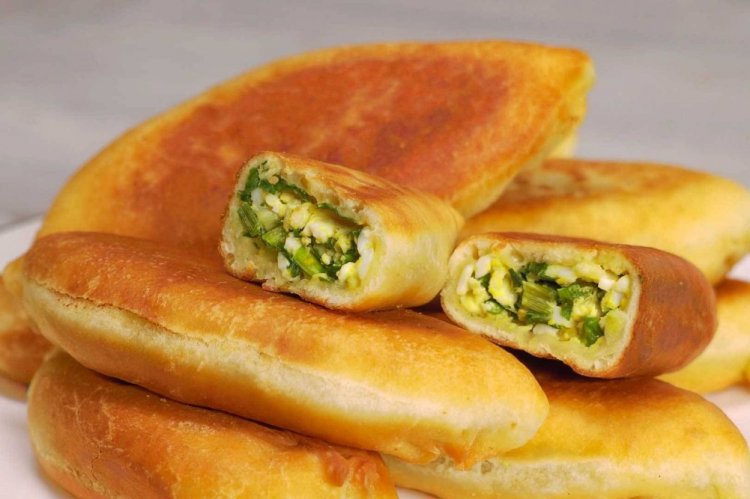 Пирожки на кефире с луком и яйцами