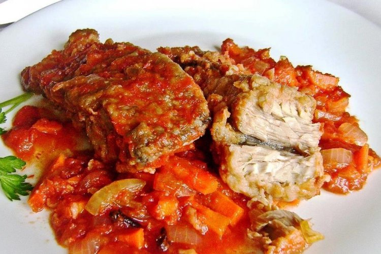 Судак с томатным соусом в духовке