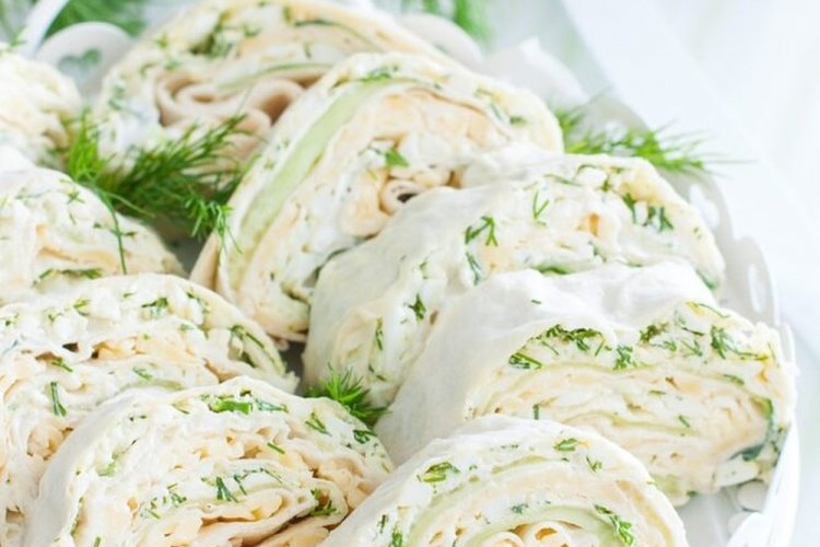 Рулет из лаваша с яйцом и огурцом