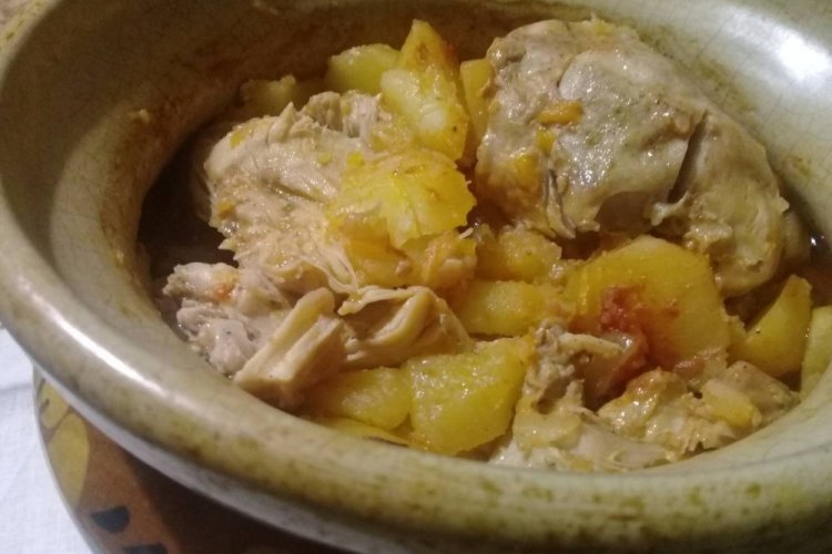 Куриное филе с картошкой в горшочках