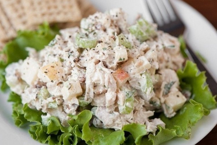 ПП салат с курицей, огурцами и яблоками