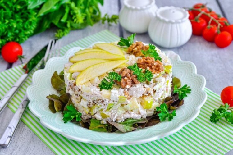 ПП салат с курицей, яблоками и грецкими орехами