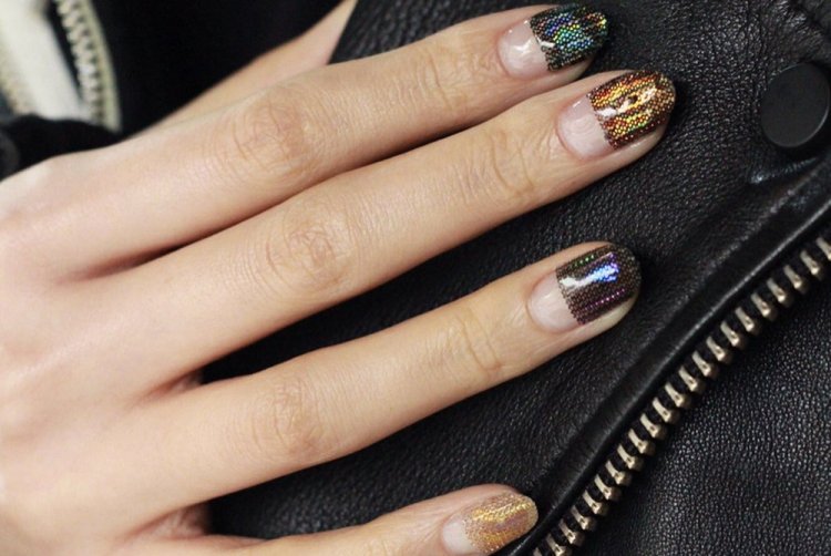 Половинчатый маникюр