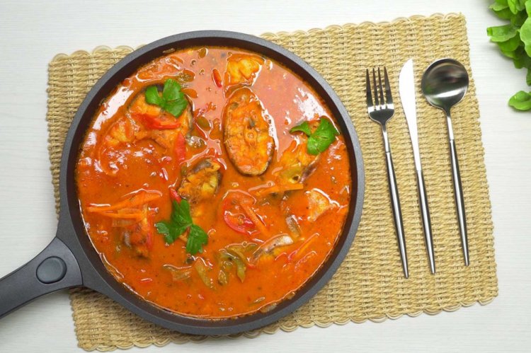 Минтай в томате на сковороде