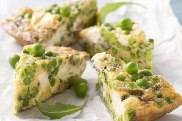 Вареный белковый омлет с горошком и грибами