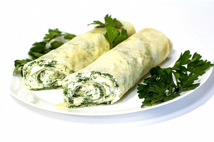 Ролл в лаваше с яйцом и шпинатом