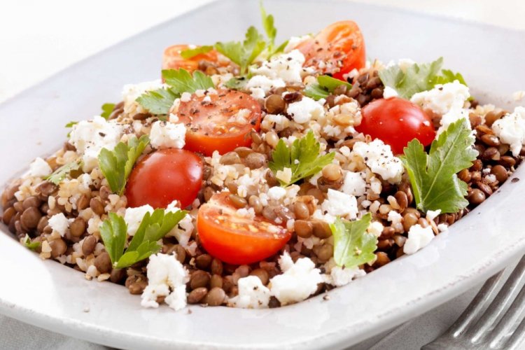 Белковый салат с чечевицей и творогом