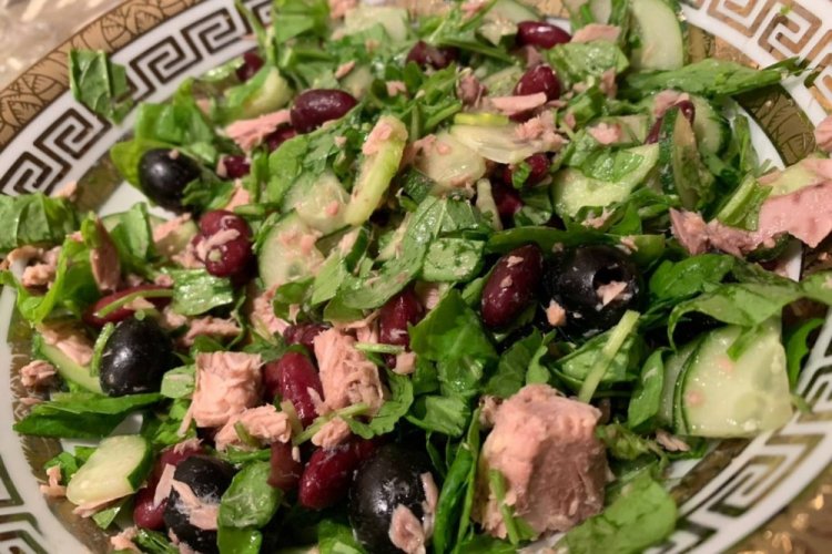 Белковый салат с тунцом и консервированной фасолью