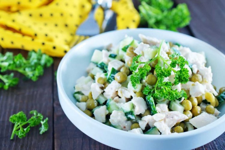 Белковый салат с курицей и зеленым горошком