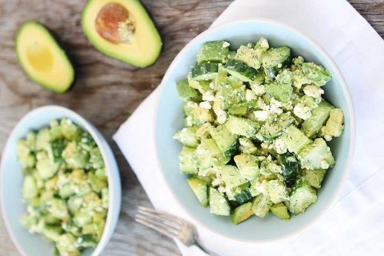 Белковый салат с курицей и авокадо